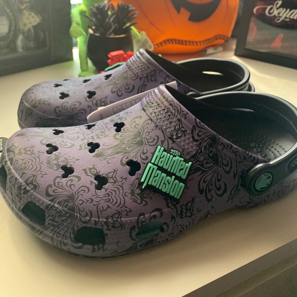 ❗️SOLD❗️Haunted Mansion Crocks Size (W9)